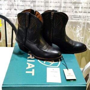 NWT Ariat Black Leather Ankle Boots With Zipper Size 6.5 B